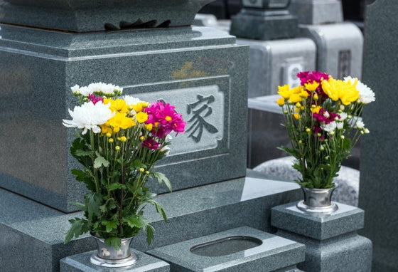 お墓にお供えするお花を、少しでも長持ちさせるために
